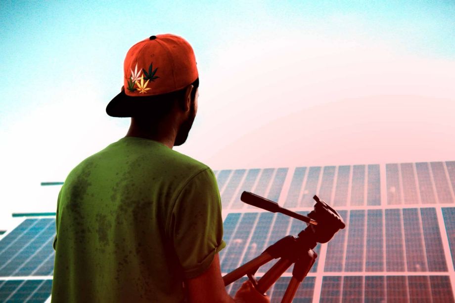 Junger Mann der auf ein Dach mit einer Photovoltaikanlage schaut