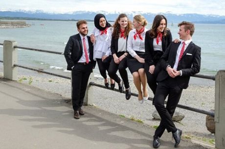 6 Auszubildende schauen sich lachend an der Uferpromenade in Friedrichshafen an