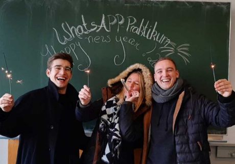 Drei Auszubildende der Sparkasse Bodensee freuen sich auf das neue Jahr und das kommende WhatsApp Praktikum