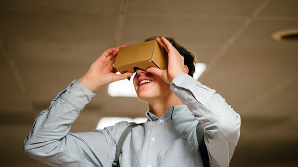 Junger Mann mit selbstgebastelter VR-Brille